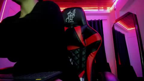 Snapshot of nikky_evans_ chatting on May 2026 10:42:01 AM online show from May 2026 10:42:01 AM