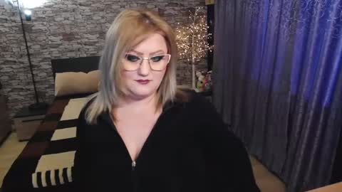 Snapshot of nimphoteasex chatting on January 2025 11:28:02 AM Blonde Nimpho online show from January 2025 11:28:02 AM