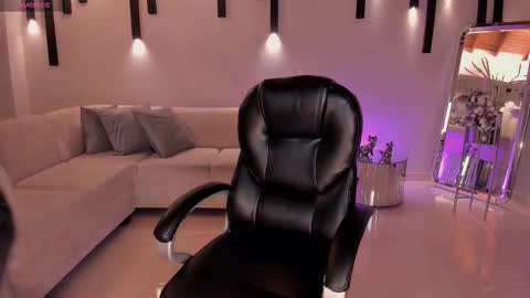 Snapshot of ninablumm chatting on October 2025 05:05:01 AM Nina online show from October 2025 05:05:01 AM