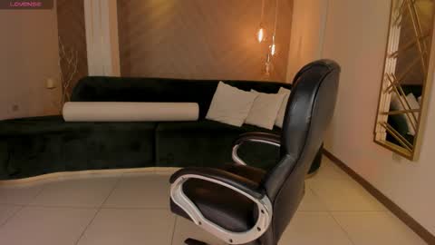 Snapshot of ninablumm chatting on October 2025 02:48:01 AM Nina online show from October 2025 02:48:01 AM