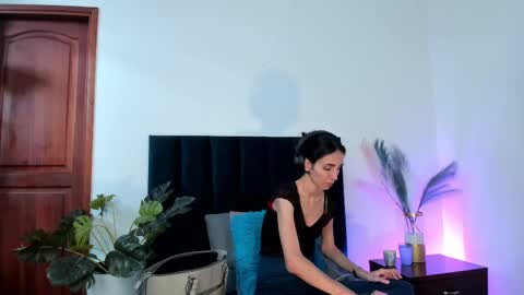 Nina online show from October 2025 06:51:01 PM