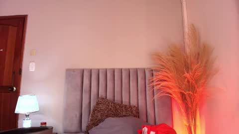 Nina online show from November 2025 06:08:01 PM