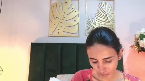 Nina online show from November 2025 05:57:01 PM