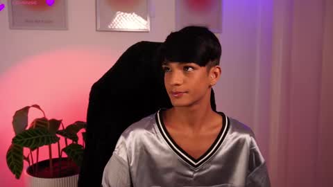 Snapshot of noahh_th03 chatting on February 2025 01:06:01 PM Noah online show from February 2025 01:06:01 PM