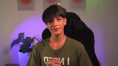 Snapshot of noahh_th03 chatting on February 2025 10:52:02 PM Noah online show from February 2025 10:52:02 PM