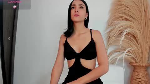 Snapshot of noami_rose chatting on December 2025 08:27:02 PM Noami Rose online show from December 2025 08:27:02 PM