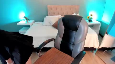 Nora online show from November 2025 06:08:01 PM