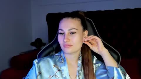 NoraFoxes online show from November 2025 05:40:02 AM