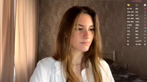 Mia online show from October 2025 09:08:02 AM
