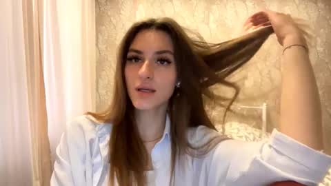 Mia online show from October 2025 10:04:01 AM