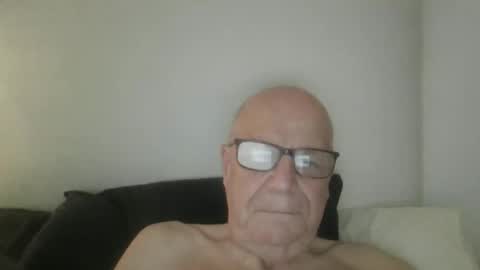 Snapshot of oggi95 chatting on April 2026 06:27:01 AM oggi95 online show from April 2026 06:27:01 AM