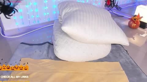 ohyesly_ online show from October 2025 11:02:01 PM