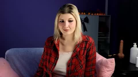 Snapshot of olisunny5 chatting on November 2025 08:11:02 PM OliSunny Olivia online show from November 2025 08:11:02 PM