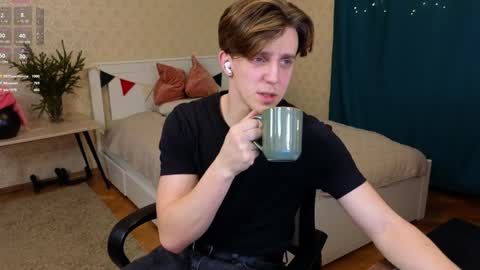 Snapshot of oliver_travis chatting on January 2025 10:48:01 PM Oliver Evans online show from January 2025 10:48:01 PM