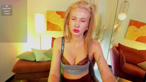 Snapshot of oliviaglow chatting on February 2026 06:32:02 AM Isabella online show from February 2026 06:32:02 AM