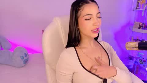 Olivia Mcneill  online show from October 2025 01:25:02 PM