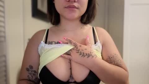 Snapshot of oohhellothere chatting on March 2026 04:01:01 PM Miss Girly online show from March 2026 04:01:01 PM