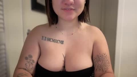 Snapshot of oohhellothere chatting on March 2026 10:48:01 AM Miss Girly online show from March 2026 10:48:01 AM