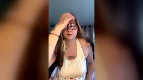 oohlarae22 online show from June 2026 05:26:02 PM