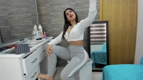 Snapshot of oriana_olsen chatting on October 2025 05:55:01 PM Oriana online show from October 2025 05:55:01 PM