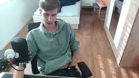 OverkneeBabe online show from November 2025 12:34:01 PM