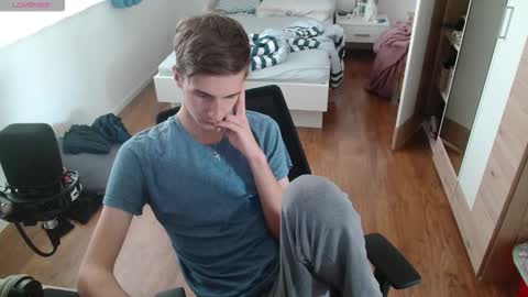 OverkneeBabe online show from January 2026 09:03:01 AM