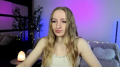 Snapshot of oxy_foxie chatting on April 2026 12:01:01 PM Oxy Foxie online show from April 2026 12:01:01 PM