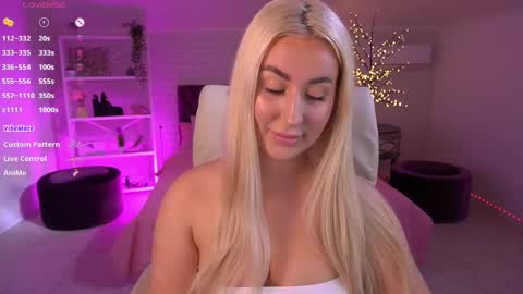 Snapshot of paolamola chatting on April 2026 02:12:02 PM Lia online show from April 2026 02:12:02 PM