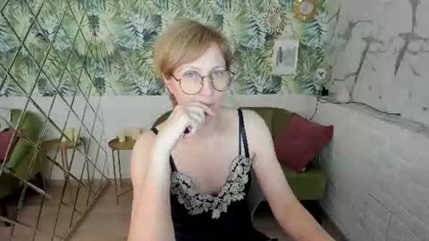 Snapshot of paris_cherry chatting on June 2026 06:11:02 PM Paris online show from June 2026 06:11:02 PM