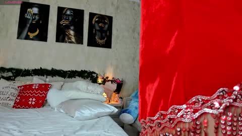 Snapshot of paris_x_hilton chatting on December 2024 05:05:02 AM Paris online show from December 2024 05:05:02 AM