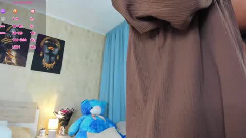 Snapshot of paris_x_hilton chatting on February 2025 05:10:01 AM Paris online show from February 2025 05:10:01 AM