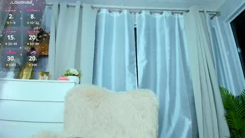 Snapshot of paris_x_hilton chatting on September 2025 03:17:02 AM Paris online show from September 2025 03:17:02 AM