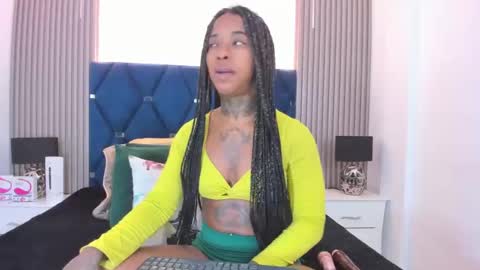 Snapshot of pauline_fox chatting on October 2025 01:50:02 AM Pauline online show from October 2025 01:50:02 AM