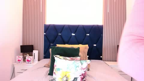 Snapshot of pauline_fox chatting on November 2025 01:29:01 AM Pauline online show from November 2025 01:29:01 AM