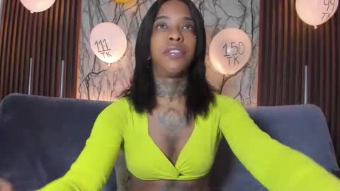 Snapshot of pauline_fox chatting on November 2025 01:33:01 AM Pauline online show from November 2025 01:33:01 AM