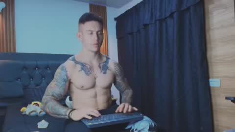 Snapshot of paulthompson_ chatting on February 2026 05:15:01 AM Paul online show from February 2026 05:15:01 AM