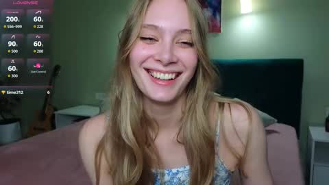 Snapshot of peachcreamcouple chatting on September 2025 07:35:01 PM Lexy Peach online show from September 2025 07:35:01 PM
