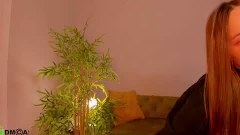 Snapshot of pearl_bloom chatting on June 2026 01:07:02 AM Sex Leah online show from June 2026 01:07:02 AM