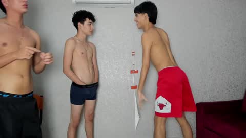 Snapshot of pelusos_mens chatting on January 2025 12:05:02 AM CAIN-19 ALLEN-18 RONALD-18 AUSTIN-18 MOD DANTE online show from January 2025 12:05:02 AM