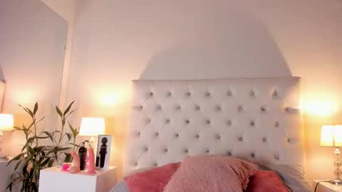 PERLA online show from October 2025 04:23:02 AM