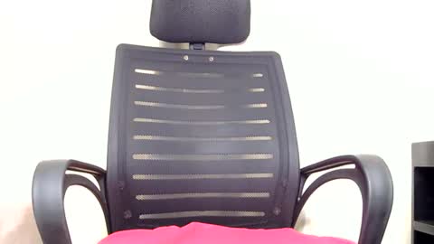 Snapshot of petite_freakette chatting on June 2026 08:30:02 PM Moon online show from June 2026 08:30:02 PM