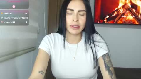 Snapshot of petite_linda chatting on June 2026 12:32:02 AM Linda online show from June 2026 12:32:02 AM