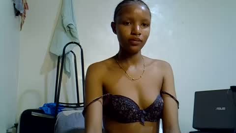 Snapshot of petite_melinda chatting on June 2026 02:47:02 AM petite_melinda online show from June 2026 02:47:02 AM