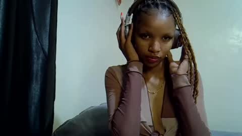 Snapshot of petite_melinda chatting on July 2026 06:22:01 PM petite_melinda online show from July 2026 06:22:01 PM