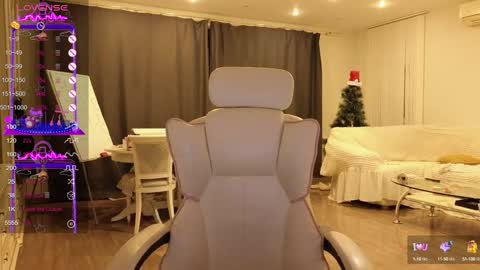 Snapshot of petite_peach__ chatting on January 2025 09:57:01 PM Evelin online show from January 2025 09:57:01 PM