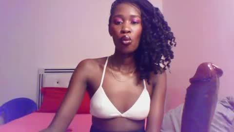 Snapshot of petitequeen099 chatting on April 2026 05:35:02 PM QueP online show from April 2026 05:35:02 PM