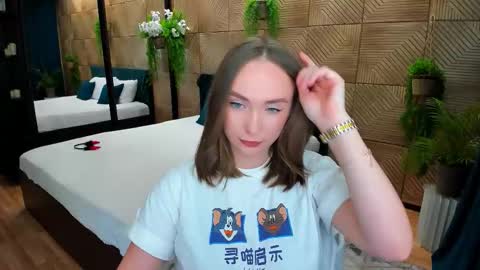 Emelie online show from September 2025 07:41:02 PM