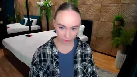 Emelie online show from October 2025 10:12:02 AM