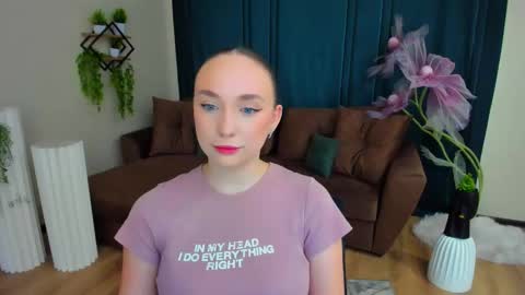 Emelie online show from November 2025 04:33:01 PM