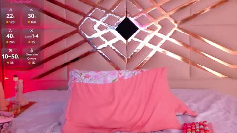 Snapshot of playfulcurvymommy chatting on October 2025 09:12:02 PM Scarlett online show from October 2025 09:12:02 PM